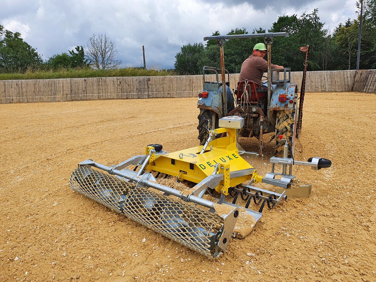 Reitplatzpflege mit DELUXE bei der KrollRanch Reitplatzpflege mit DELUXE bei der KrollRanch