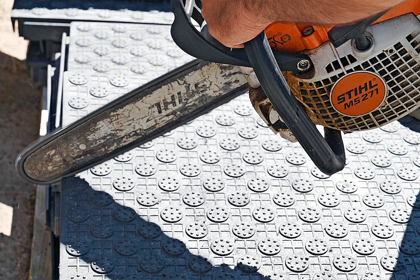 Measured stable mats shorten e.g. with a chainsaw.
